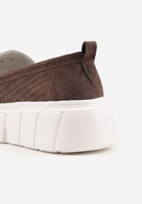 Renee - Brązowe Perforowane Mokasyny ze Skóry Naturalnej z Aplikacją na Platformie Heilarta. Kolor: brązowy. Materiał: skóra. Szerokość cholewki: normalna. Wzór: aplikacja. Obcas: na platformie #4