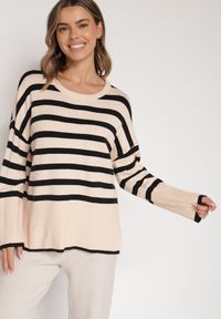Born2be - Czarno-Kremowy Sweter o Kroju Oversize z Motywem Pasków Irtusa. Okazja: na co dzień. Kolor: czarny. Materiał: jeans. Styl: casual #3