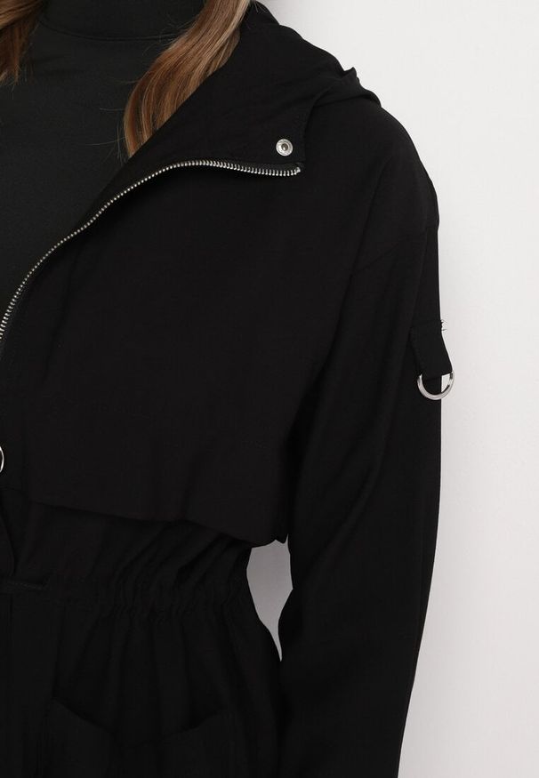 Born2be - Czarna Kurtka Parka z Nieodpinanym Kapturem i Troczkiem w Pasie Mevarie. Okazja: na co dzień. Kolor: czarny. Materiał: jeans, tkanina. Wzór: aplikacja. Styl: sportowy, casual