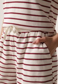 Born2be - Czerwono-Białe Bawełniane Szorty w Paski z Wysokim Stanem w Stylu Casual Naunea. Okazja: na co dzień. Stan: podwyższony. Kolor: biały. Materiał: bawełna. Długość: długie. Wzór: paski. Sezon: lato. Styl: casual #5