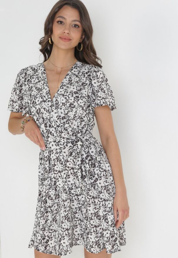 Born2be - Czarno-Biała Sukienka Mini z Kopertowym Dekoltem i Wiązanym Paskiem Airin. Kolor: czarny. Materiał: materiał. Sezon: lato. Typ sukienki: kopertowe. Długość: mini