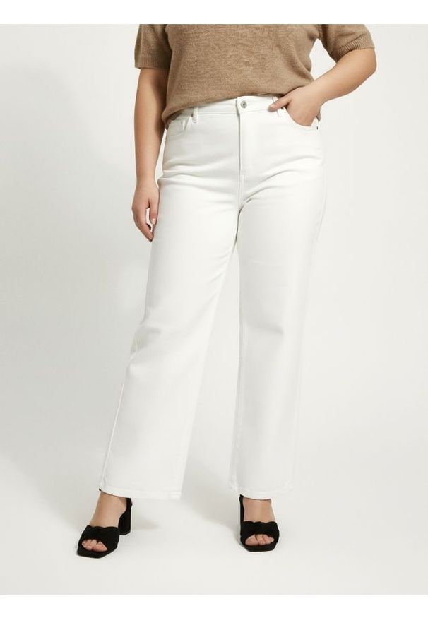 Sinsay - Jeansy wide leg z efektem sprania Plus size - biały. Kolekcja: plus size. Kolor: biały