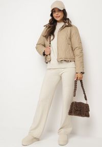 Born2be - Beżowa Pikowana Kurtka Dwustronna ze Stójką i Ściągaczem z Futerkiem w Panterkę Cesila. Okazja: na co dzień. Typ kołnierza: kołnierzyk stójkowy. Kolor: beżowy. Materiał: futro. Długość rękawa: długi rękaw. Długość: długie. Wzór: motyw zwierzęcy. Styl: casual, klasyczny #7