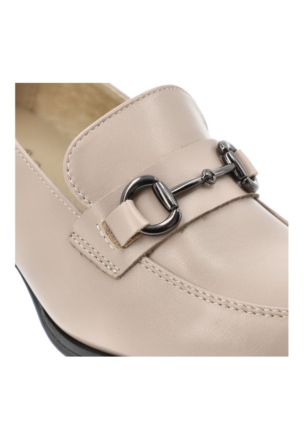 Półbuty damskie Vinceza, cholewka ze skóry naturalnej licowej wsuwany fason z ozdobnym paskiem i metalową klamrą, beżowe, 18116. Zapięcie: klamry. Kolor: beżowy. Materiał: skóra. Szerokość cholewki: normalna