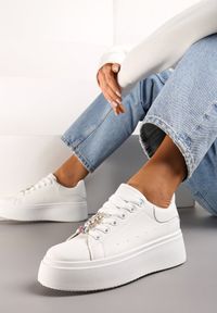 Renee - Białe Sneakersy z Cyrkoniami na Sznurówkach z Platformą Nomiji. Zapięcie: sznurówki. Kolor: biały. Materiał: jeans. Obcas: na platformie