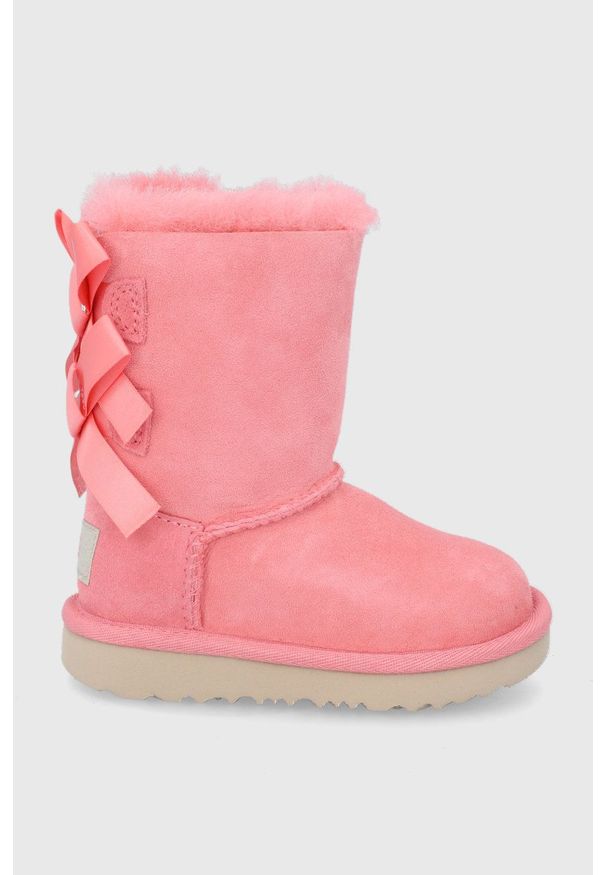 Ugg - UGG Śniegowce zamszowe dziecięce Bailey Bow II. Nosek buta: okrągły. Kolor: różowy. Materiał: zamsz
