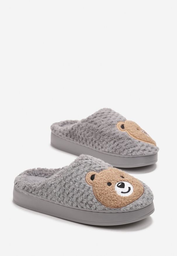 Born2be - Szare Kapcie z Miękkiego Futerka Ozdobione Misiem Geraja. Okazja: do domu. Kolor: szary. Materiał: futro. Wzór: aplikacja. Styl: elegancki