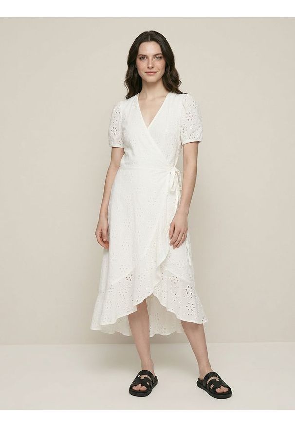Sinsay - Bawełniana ażurowa sukienka midi z falbaną i wiązaniem - biały. Kolor: biały. Materiał: bawełna. Wzór: ażurowy. Długość: midi