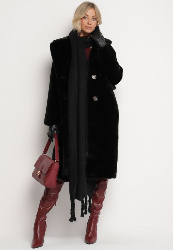 Born2be - Czarny Futrzany Płaszcz Jednorzędowy z Kieszeniami Zapinany na Guziki Parilda. Okazja: na co dzień. Kolor: czarny. Materiał: futro. Sezon: zima. Styl: casual, elegancki