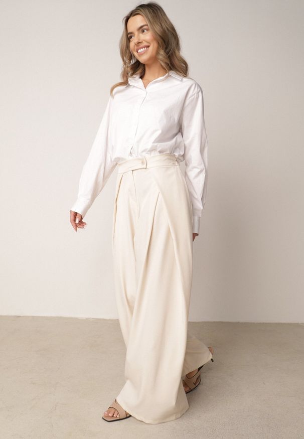 Born2be - Beżowe Spodnie Garniturowe z Szerokimi Nogawkami i Zakładkami w Talii Savara. Okazja: do pracy, na co dzień, na spotkanie biznesowe. Stan: podwyższony. Kolor: beżowy. Styl: elegancki, biznesowy, casual