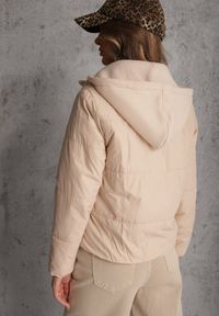 Renee - Ciemnobeżowa Pikowana Kurtka z Odpinanym Kapturem z Tkaniny Kaliran. Okazja: na spacer. Kolor: beżowy. Materiał: tkanina. Długość rękawa: długi rękaw. Długość: długie. Styl: sportowy, elegancki #7