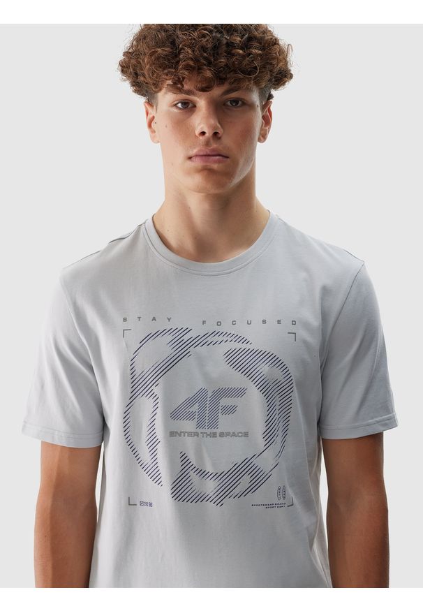 4f - 4F T-shirt regular z nadrukiem męski - szary 3XL. Okazja: na co dzień. Kolor: szary. Materiał: bawełna, jersey, dzianina. Długość rękawa: krótki rękaw. Długość: krótkie. Wzór: nadruk. Styl: sportowy, klasyczny, casual