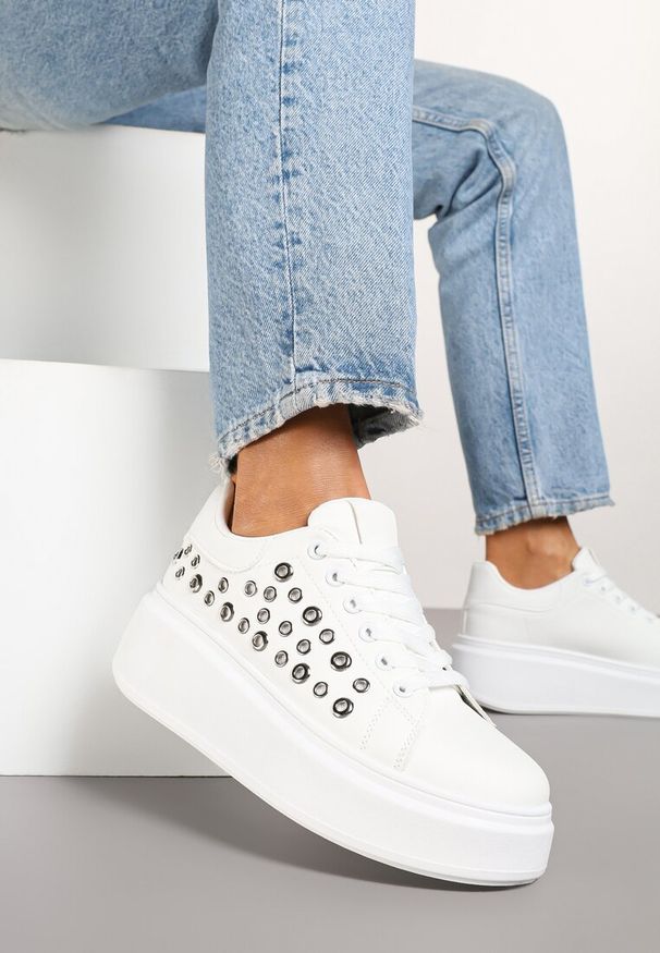 Born2be - Białe Sneakersy na Grubej Podeszwie z Ozdobnymi Aplikacjami Marivelle. Okazja: na co dzień. Zapięcie: sznurówki. Kolor: biały. Materiał: jeans, skóra. Wzór: aplikacja
