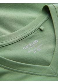 Ombre Clothing - Bawełniana klasyczna męska koszulka z dekoltem w serek BASIC – zielona V11. Typ kołnierza: dekolt w serek. Kolor: zielony. Materiał: bawełna. Wzór: ze splotem, jednolity. Styl: klasyczny #5