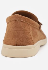 Renee - Jasnobrązowe Mokasyny Ozdobione Metaliczną Klamrą Murielori. Nosek buta: okrągły. Zapięcie: klamry. Kolor: brązowy. Materiał: skóra, zamsz. Wzór: aplikacja. Obcas: na obcasie. Wysokość obcasa: niski #4
