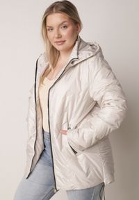 Born2be - Jasnoszara Przejściowa Pikowana Kurtka z Odpinanym Kapturem Nevistta. Okazja: na spacer, na co dzień, do pracy. Kolekcja: plus size. Kolor: szary. Materiał: poliester, jeans. Styl: casual, elegancki #8