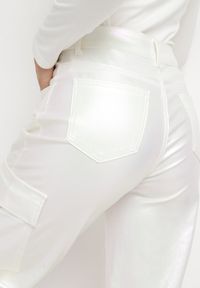 Born2be - Białe Spodnie Bojówki z Metalicznym Połyskiem i Bocznymi Kieszeniami Ommess. Kolor: biały #4