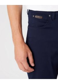 Wrangler - WRANGLER TEXAS SLIM MĘSKIE SPODNIE MATERIAŁOWE NAVY W12SEA114