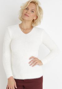 Born2be - Biały Sweter Wełniany Panaris. Typ kołnierza: dekolt w serek. Kolekcja: plus size. Kolor: biały. Materiał: wełna. Styl: klasyczny #3