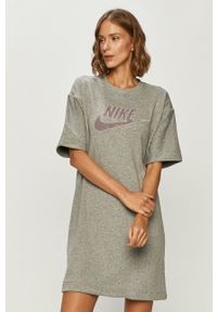 Nike Sportswear - Sukienka. Okazja: na co dzień. Kolor: szary. Materiał: dzianina. Długość rękawa: krótki rękaw. Wzór: aplikacja. Typ sukienki: proste. Styl: casual #1