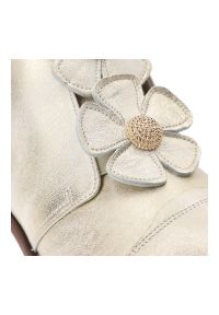 Złote Półbuty Armodo Eleganckie Obuwie Damskie Ze Skóry Naturalnej. Okazja: na co dzień. Kolor: złoty. Materiał: skóra. Wzór: kwiaty, aplikacja. Obcas: na obcasie. Styl: elegancki. Wysokość obcasa: średni #2