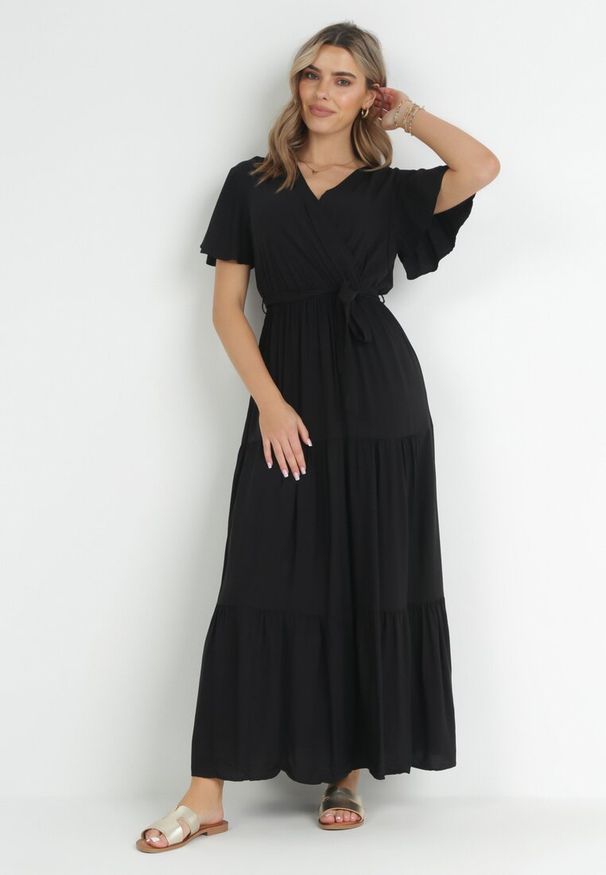 Born2be - Czarna Rozkloszowana Sukienka Maxi z Wiązanym Paskiem Japhelia. Kolor: czarny. Materiał: materiał. Styl: klasyczny. Długość: maxi