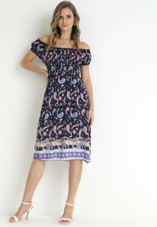 Born2be - Granatowa Rozkloszowana Sukienka Bawełniana Hiszpanka we Wzór Paisley Dottia. Typ kołnierza: dekolt hiszpanka. Kolor: niebieski. Materiał: bawełna. Wzór: paisley
