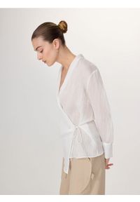 Reserved - Kopertowa bluzka z wiązaniem - biały. Kolor: biały. Materiał: wiskoza, tkanina