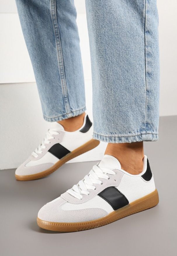 Renee - Biało-Czarne Sneakersy Tenisówki w Kultowym Stylu Neolithaen. Okazja: na co dzień. Zapięcie: sznurówki. Kolor: biały. Materiał: jeans