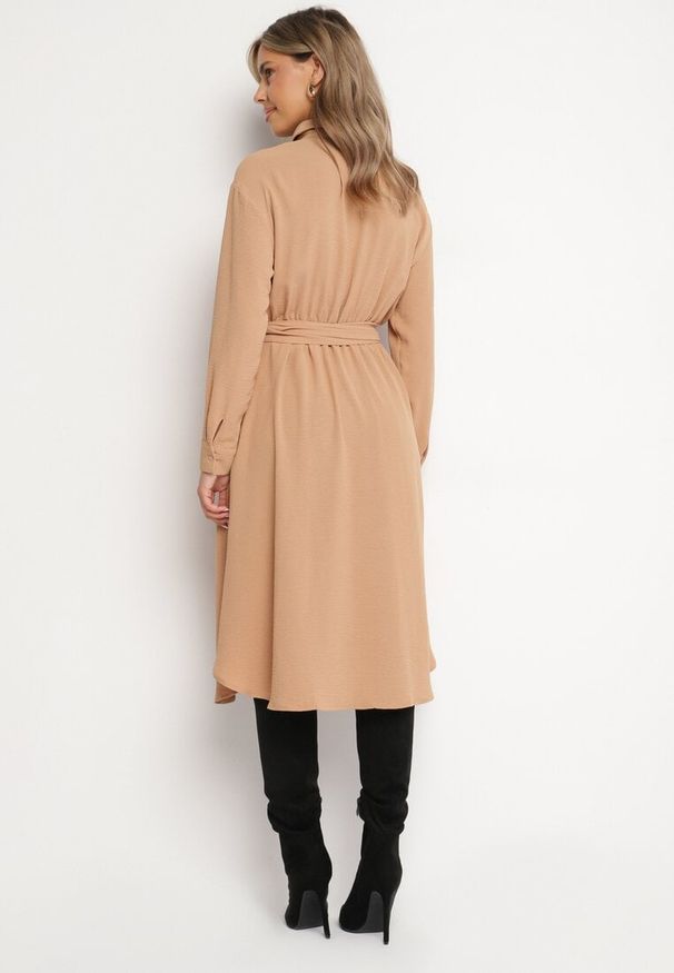 Born2be - Brązowa Koszulowa Sukienka Midi z Guzikami i Materiałowym Paskiem Tetenai. Okazja: na co dzień. Kolor: brązowy. Materiał: materiał. Typ sukienki: koszulowe. Styl: casual. Długość: midi