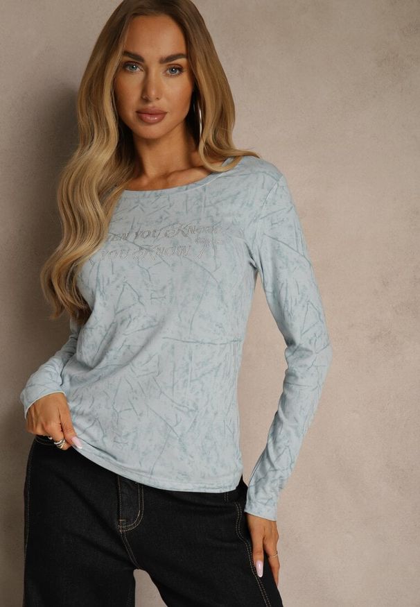 Renee - Niebieska Bluzka Longsleeve Ozdobiona Geometrycznym Motywem Uninessa. Okazja: na co dzień. Kolor: niebieski. Materiał: jeans. Długość rękawa: długi rękaw. Wzór: geometria, aplikacja. Styl: casual