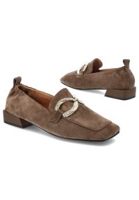 Półbuty damskie S.Barski, cholewka skóra naturalna zamszowa fason wsuwany kwadratowy nosek metalowa ozdoba na podbiciu niski stabilny obcas minimalis. Kolor: brązowy. Materiał: zamsz, skóra. Szerokość cholewki: normalna. Wzór: aplikacja. Obcas: na obcasie. Styl: elegancki, klasyczny. Wysokość obcasa: niski #5