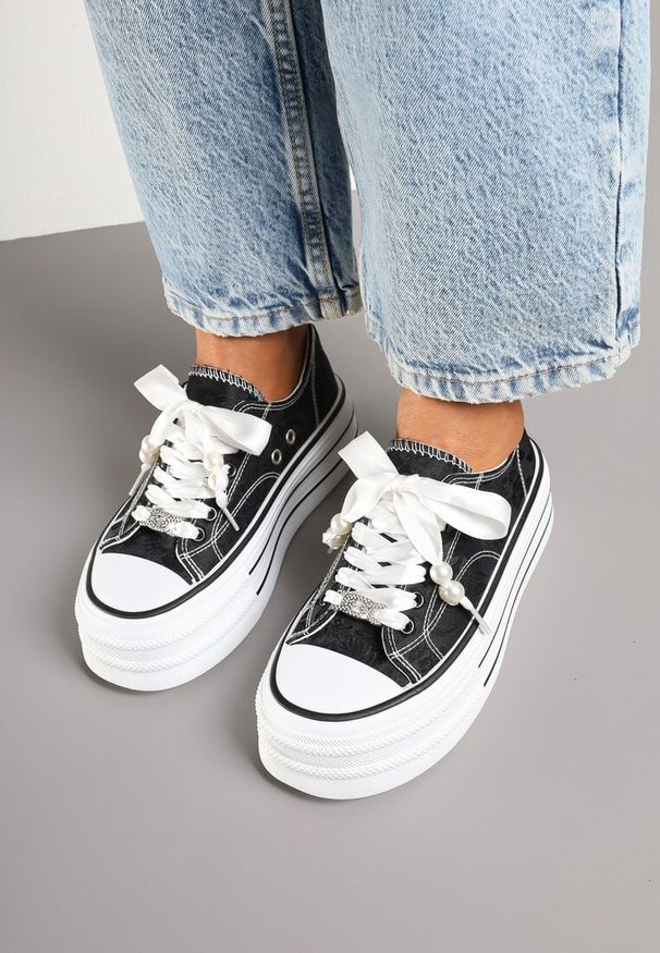 Born2be - Czarne Trampki na Grubej Podeszwie z Perełkami Korami. Okazja: na co dzień, na spacer. Zapięcie: sznurówki. Kolor: czarny. Materiał: jeans. Styl: glamour, elegancki, klasyczny, casual