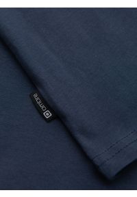 Ombre Clothing - Casualowy t-shirt męski z naszywką na kieszeni – granatowy V10. Okazja: na co dzień. Kolor: niebieski. Materiał: guma, skóra, jersey, bawełna. Wzór: aplikacja. Styl: casual #9