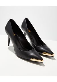 Versace Jeans Couture - VERSACE JEANS COUTURE - Czarne szpilki ze złotymi noskami. Kolor: czarny. Obcas: na szpilce. Wysokość obcasa: średni #3