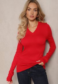 Renee - Czerwony Casualowy Sweter z Dekoltem w Serek Amitta. Okazja: na co dzień. Typ kołnierza: dekolt w serek. Kolor: czerwony. Materiał: jeans. Styl: casual