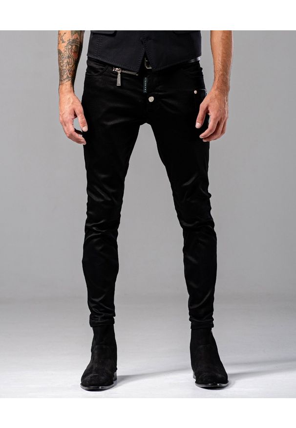 GUNS & TUXEDOS - Czarne jeansy ze skórzaną kieszenią Night Angel. Kolor: czarny. Styl: rockowy