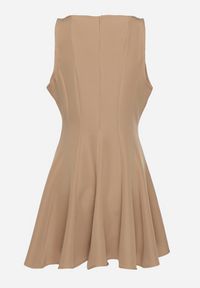 Born2be - Brązowa Rozkloszowana Sukienka Ozdobiona Przeszyciami Evinini. Kolor: brązowy. Wzór: aplikacja. Styl: elegancki, klasyczny #3