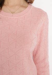 Born2be - Różowy Klasyczny Sweter z Geometrycznym Tłoczeniem Ludgera. Kolor: różowy. Wzór: geometria. Styl: klasyczny