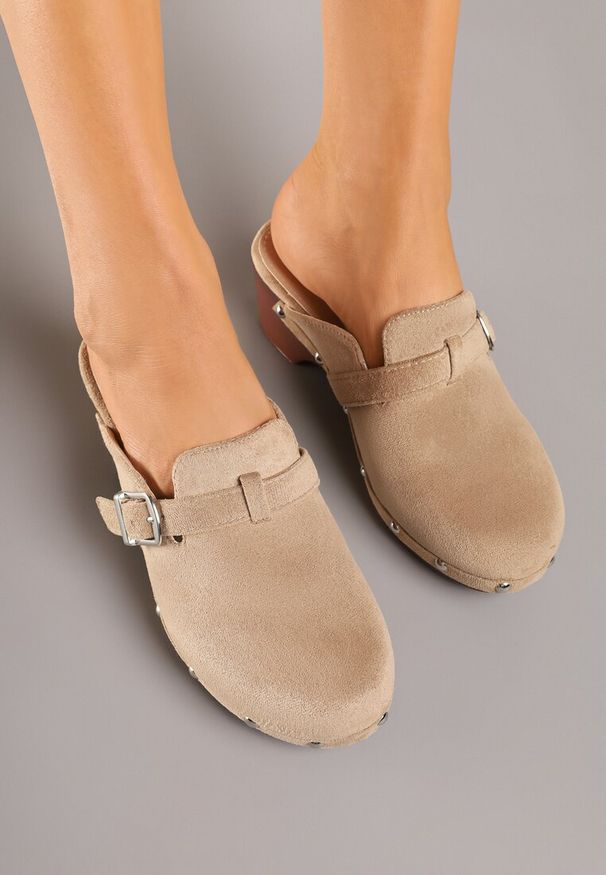 Renee - Ciemnobeżowe Klapki na Słupku Chodaki Ozdobione Klamrą Ellane. Okazja: na co dzień, na spacer. Kolor: beżowy. Materiał: skóra. Wzór: aplikacja. Obcas: na słupku. Styl: casual. Wysokość obcasa: średni