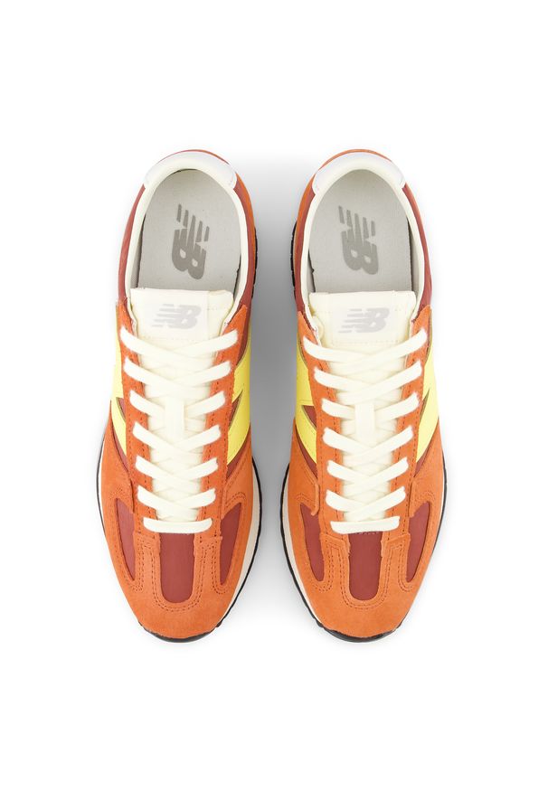 Buty unisex New Balance U4712FA – pomarańczowe. Kolor: pomarańczowy. Materiał: zamsz, materiał, syntetyk. Szerokość cholewki: normalna. Wzór: jodełka. Sezon: lato
