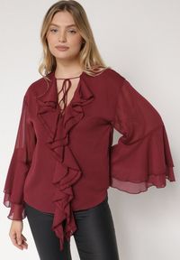 Born2be - Bordowa Bluzka w Rustykalnym Stylu z Wiązaniem i Falbankami Nenarea. Okazja: do pracy, na co dzień, na spotkanie biznesowe. Typ kołnierza: kołnierz z falbankami. Kolor: czerwony. Materiał: jeans. Styl: klasyczny, casual, elegancki, biznesowy #1