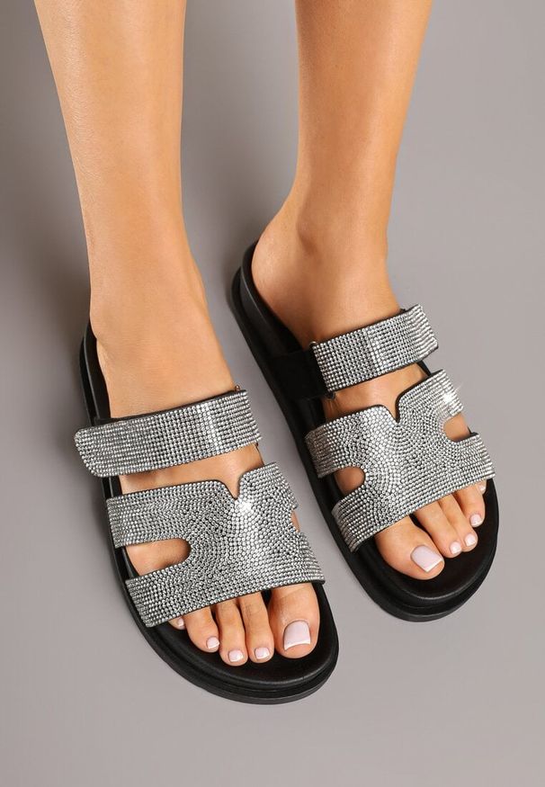 Renee - Czarne Klapki Ozdobione Wycięciami i Cyrkoniami Sonavelia. Okazja: na co dzień. Kolor: czarny. Materiał: jeans. Wzór: aplikacja. Styl: klasyczny, elegancki, casual