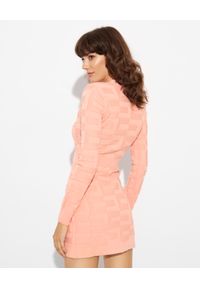Elisabetta Franchi - ELISABETTA FRANCHI - Jasnoróżowa sukienka z logo. Kolor: różowy, wielokolorowy, fioletowy. Długość rękawa: długi rękaw. Typ sukienki: dopasowane. Długość: mini #2