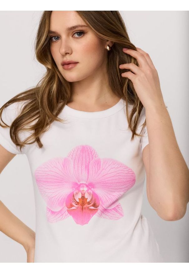 Sinsay - Bawełniana koszulka z nadrukiem kwiatowym - biały. Kolor: biały. Materiał: bawełna. Wzór: nadruk, kwiaty