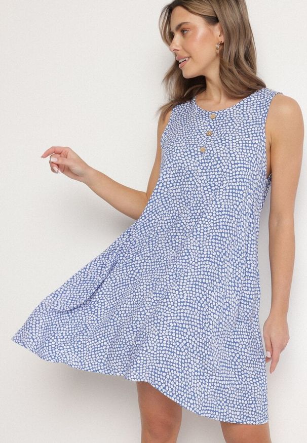 Born2be - Niebieska Bawełniana Rozkloszowana Sukienka Ozdobiona Kwiatami i Guzikami Lisavella. Okazja: na spacer, na co dzień. Kolor: niebieski. Materiał: bawełna. Wzór: aplikacja, kwiaty. Sezon: lato. Styl: casual, elegancki, klasyczny