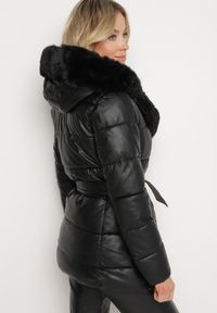 Born2be - Czarna Pikowana Kurtka z Kapturem Futerkiem i Paskiem Greleti. Okazja: na spacer. Typ kołnierza: kaptur. Kolor: czarny. Materiał: futro. Styl: elegancki #2