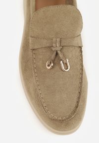 Born2be - Jasnozielone Mokasyny z Imitacji Zamszu z Ozdobnym Przeszyciem i Zawieszką Veleyra. Okazja: na co dzień, na spotkanie biznesowe, do pracy. Kolor: zielony. Materiał: zamsz. Styl: casual, biznesowy, klasyczny #4