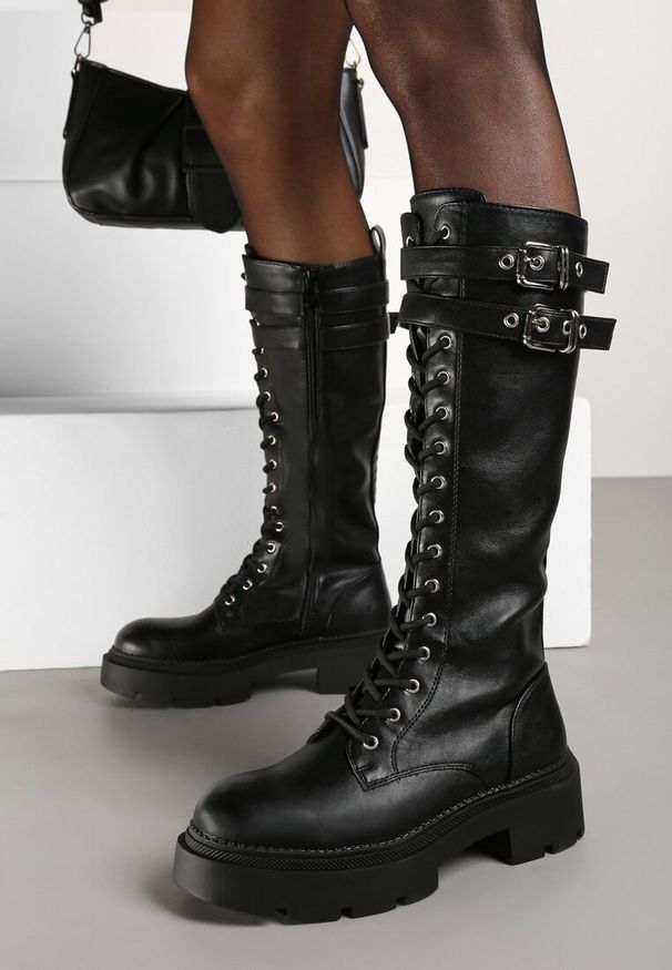 Born2be - Czarne Kozaki Workery na Grubej Podeszwie Ozdobione Klamrami i Sznurowaniem Aflorentia. Okazja: na co dzień. Zapięcie: klamry. Kolor: czarny. Materiał: wełna, jeans. Wzór: aplikacja. Styl: casual