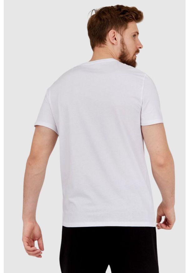 Armani Exchange - ARMANI EXCHANGE Biały t-shirt męski z paskiem z logo. Kolor: biały. Materiał: prążkowany